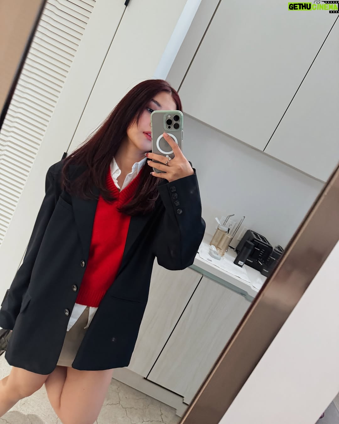 Fita Anggriani - 8.9K Likes - Dimana ada kaca , disitu zaya selpiii 🪞