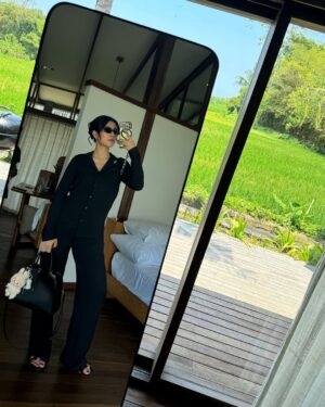 Fita Anggriani Instagram - Dimana ada kaca , disitu zaya selpiii 🪞