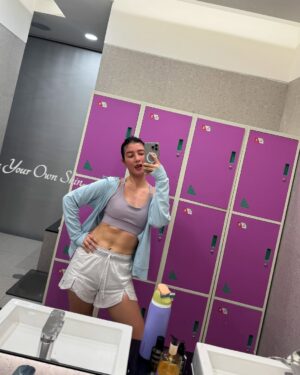 Fita Anggriani Instagram - Dimana ada kaca , disitu zaya selpiii 🪞