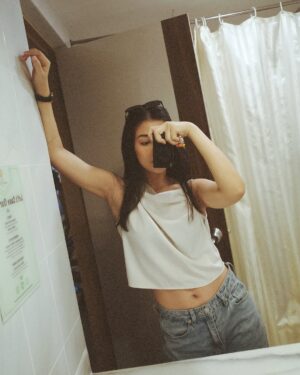 Fita Anggriani Instagram - Dimana ada kaca , disitu zaya selpiii 🪞