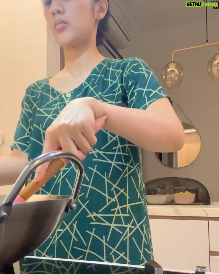 Fita Anggriani - 20K Likes - Alhamdulillah inem bisa pake gincu uga di hari raya , met lebaran ya warga 🙏🏻