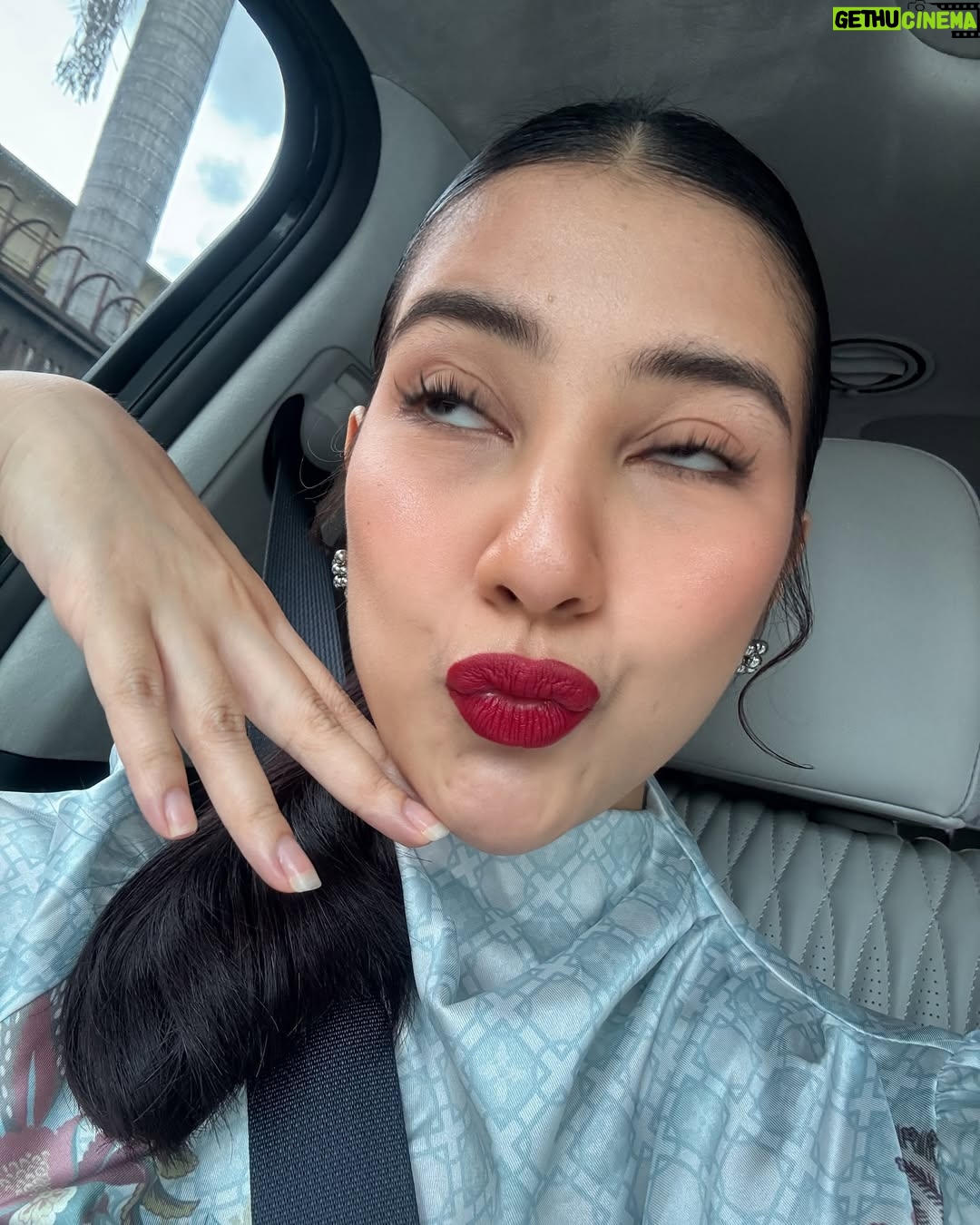 Fita Anggriani - 20K Likes - Alhamdulillah inem bisa pake gincu uga di hari raya , met lebaran ya warga 🙏🏻