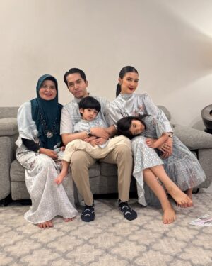Fita Anggriani Instagram - Alhamdulillah inem bisa pake gincu uga di hari raya , met lebaran ya warga 🙏🏻