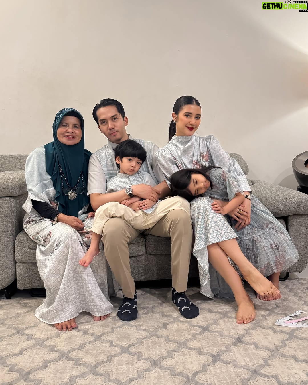 Fita Anggriani - 20K Likes - Alhamdulillah inem bisa pake gincu uga di hari raya , met lebaran ya warga 🙏🏻