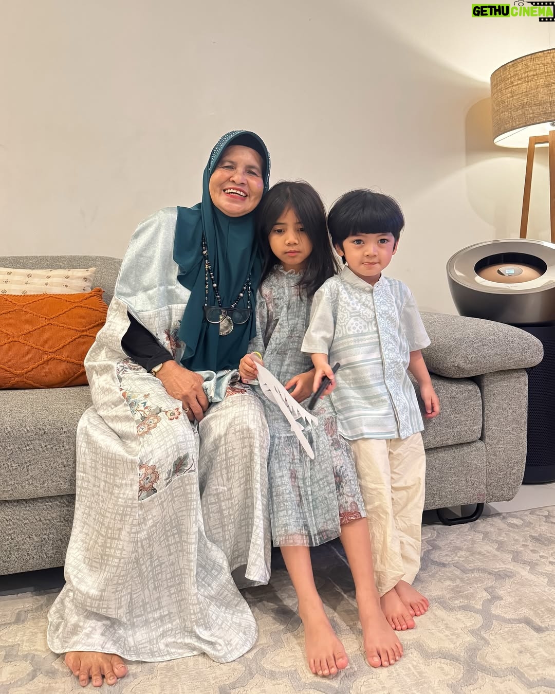 Fita Anggriani - 20K Likes - Alhamdulillah inem bisa pake gincu uga di hari raya , met lebaran ya warga 🙏🏻