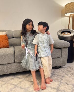 Fita Anggriani Instagram - Alhamdulillah inem bisa pake gincu uga di hari raya , met lebaran ya warga 🙏🏻