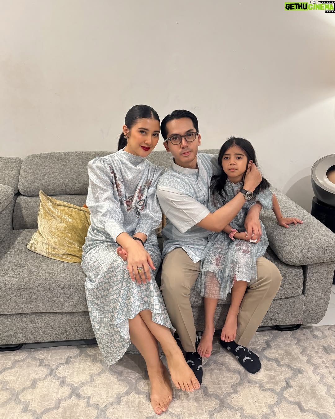 Fita Anggriani - 20K Likes - Alhamdulillah inem bisa pake gincu uga di hari raya , met lebaran ya warga 🙏🏻