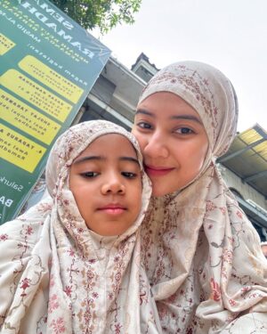 Fita Anggriani Instagram - Alhamdulillah inem bisa pake gincu uga di hari raya , met lebaran ya warga 🙏🏻