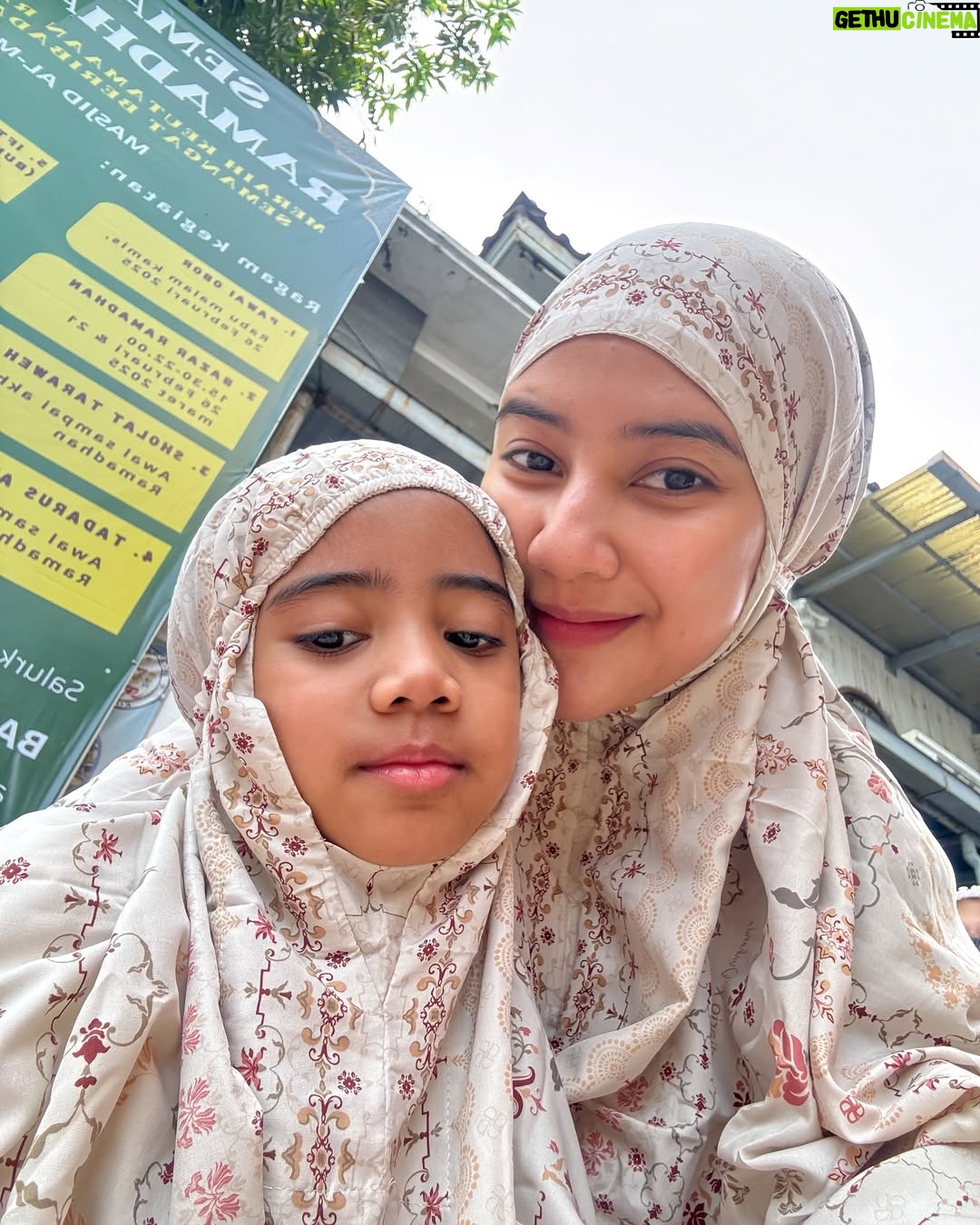 Fita Anggriani - 20K Likes - Alhamdulillah inem bisa pake gincu uga di hari raya , met lebaran ya warga 🙏🏻