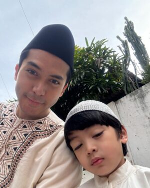 Fita Anggriani Instagram - Alhamdulillah inem bisa pake gincu uga di hari raya , met lebaran ya warga 🙏🏻