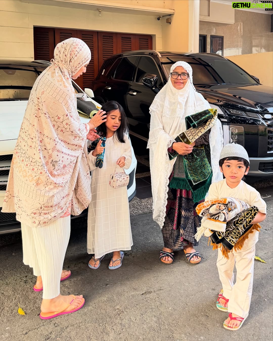Fita Anggriani - 20K Likes - Alhamdulillah inem bisa pake gincu uga di hari raya , met lebaran ya warga 🙏🏻