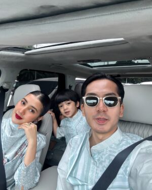 Fita Anggriani Instagram - Alhamdulillah inem bisa pake gincu uga di hari raya , met lebaran ya warga 🙏🏻