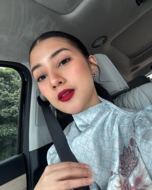 Fita Anggriani Instagram - Alhamdulillah inem bisa pake gincu uga di hari raya , met lebaran ya warga 🙏🏻