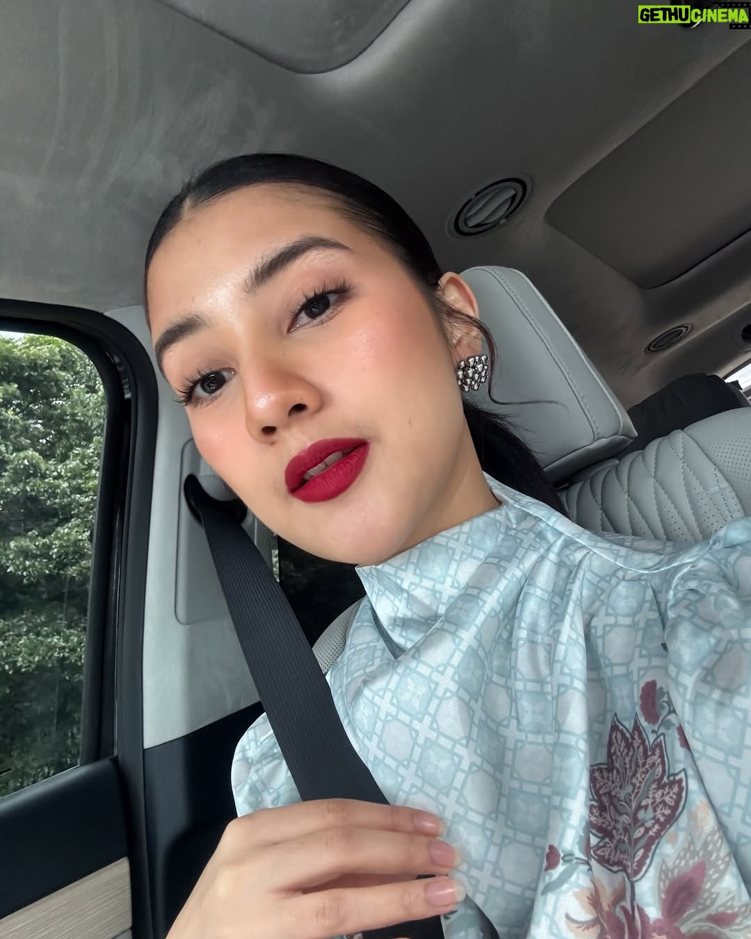 Fita Anggriani - 20K Likes - Alhamdulillah inem bisa pake gincu uga di hari raya , met lebaran ya warga 🙏🏻