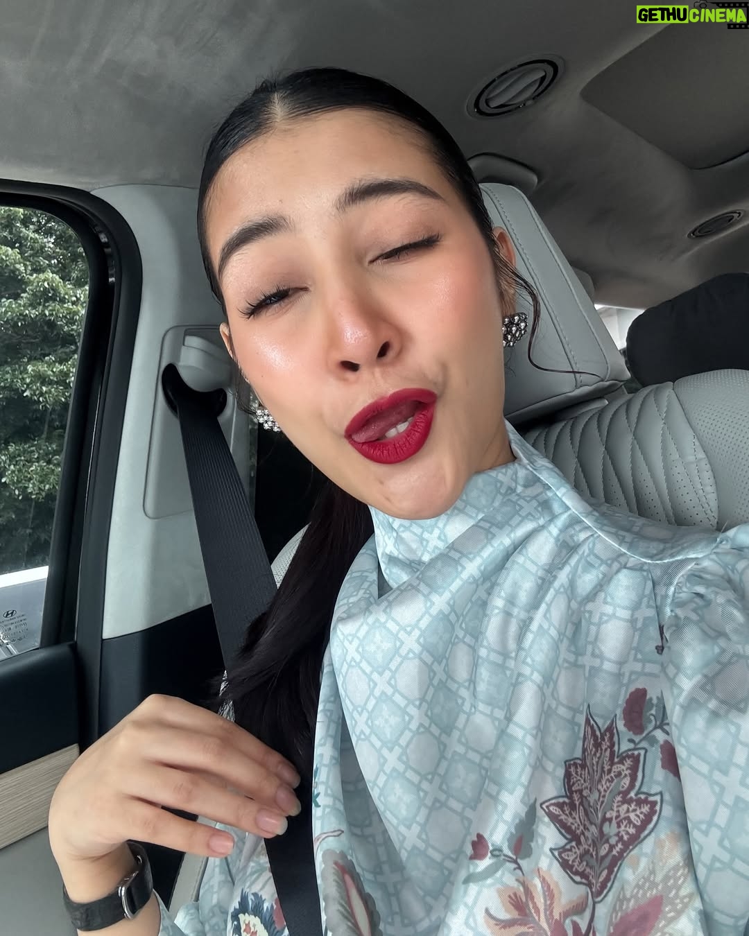 Fita Anggriani - 20K Likes - Alhamdulillah inem bisa pake gincu uga di hari raya , met lebaran ya warga 🙏🏻