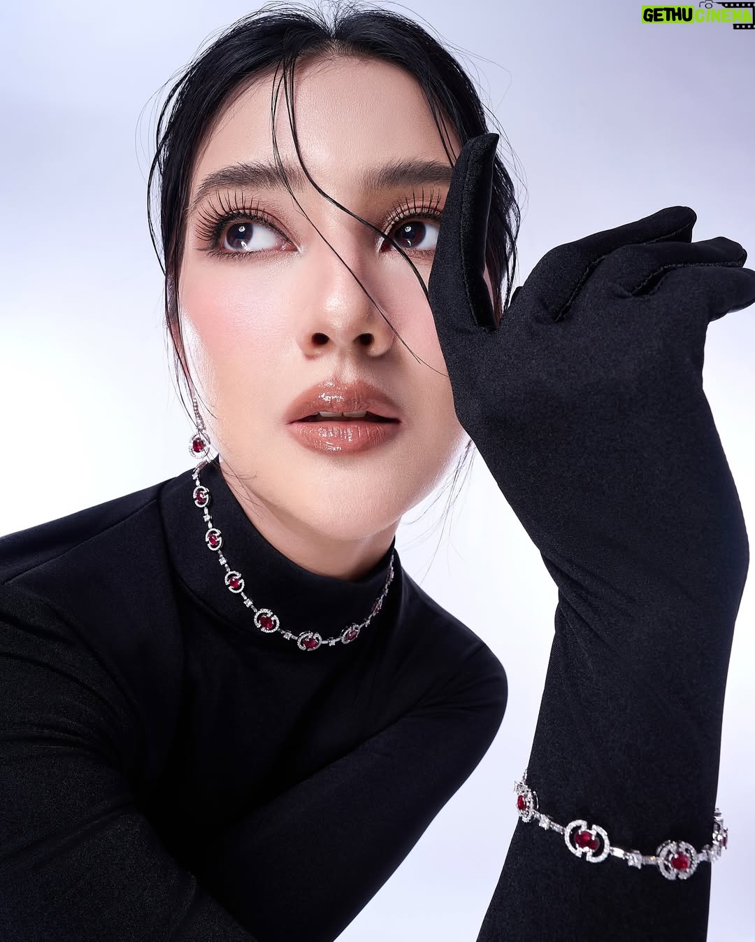 Fita Anggriani - 10.5K Likes - Our work for @fitaanggriani
#makeup @itsfrankywu #assisted @audrey_syelvera
#hairdo @hairbysinta
#fashionstylist @iwanlatiff #assisted @dianacilsxx
#jewelry @franknco_id
#photographer @karinayasmine #retoucher @ivank26 #karinayasminephotography