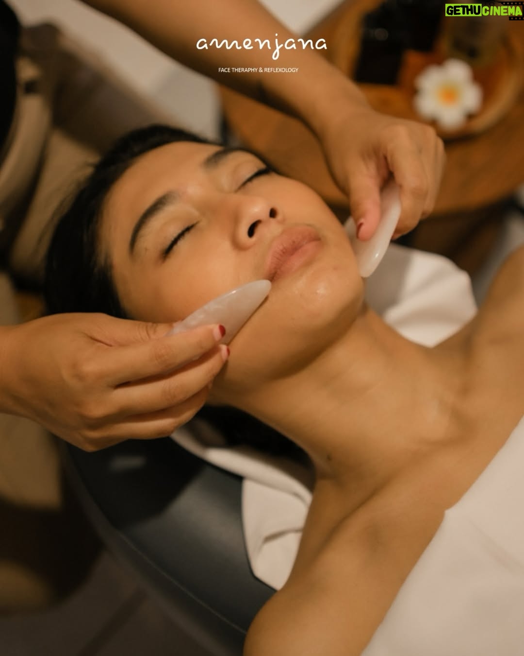 Fitrie Rachmadhina - 41 Likes - Feel the tension melt away as the soothing motions of gua sha stimulate circulation and increase lymphatic drainage. Leaving you with a refreshed, glowing complexion and a sense of complete relaxation.
#amenjana #amenjanajkt #massage #reflexology #facetherapy #guasha #lymphaticmassage #hotbamboomassage #stonetherapy