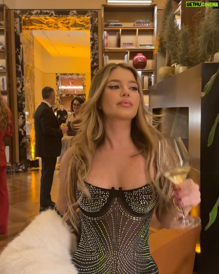 Flavia Laos - 55.4K Likes - Happy New Year amores!!! Aquí estamos celebrando con una cena hermosa,buena música y fuegos artificiales🤍 Que todo lo bueno los encuentre y tengan un 2025 lleno de éxito!  Los amooo!