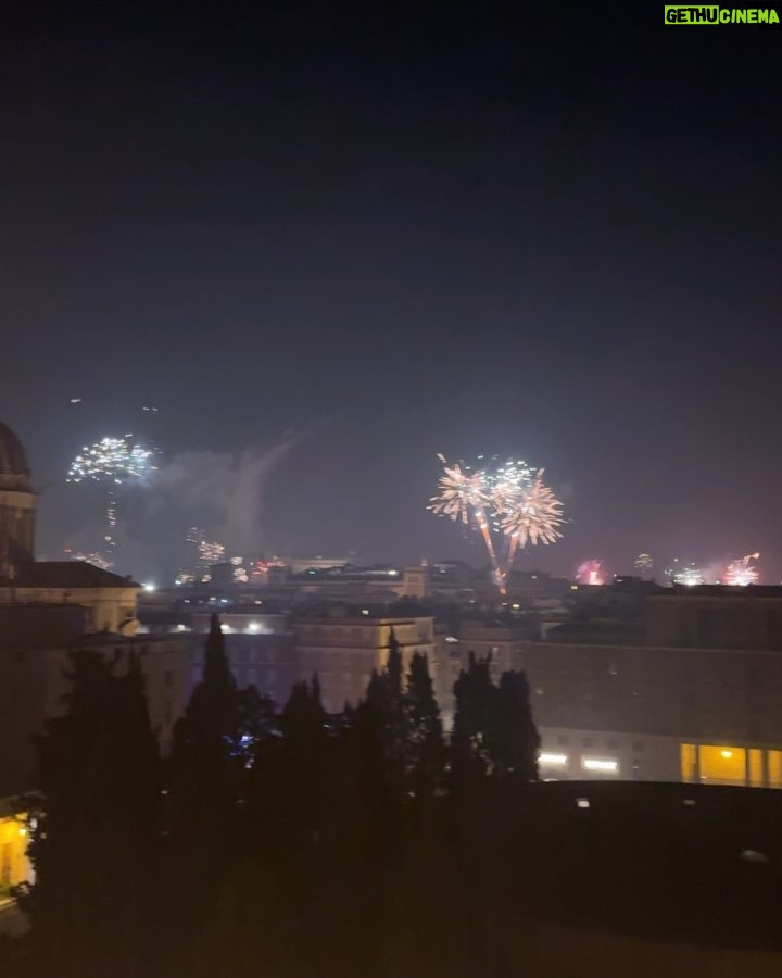 Flavia Laos - 55.4K Likes - Happy New Year amores!!! Aquí estamos celebrando con una cena hermosa,buena música y fuegos artificiales🤍 Que todo lo bueno los encuentre y tengan un 2025 lleno de éxito!  Los amooo!