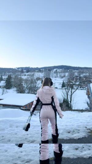 Flavia Laos Instagram - Alístense conmigo para otro día de ski ⛷️importantísimo cuidar mi piel e hidratarla con el mejor skincare by @drdorfman  quiero que vean lo brillante que quedó mi piel y lo cool que es este outfit 💞