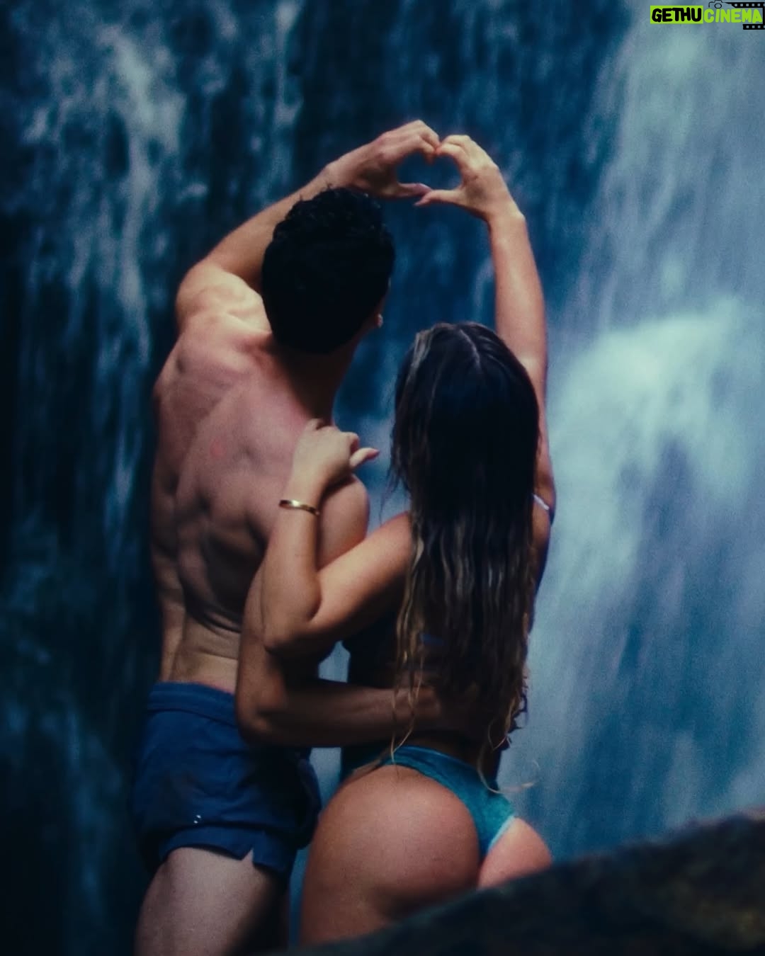 Flavia Laos - 61.3K Likes - Estamossss de estrenoooo 🤍 ya pueden encontrar el video oficial de mi nuevo single “Tu Veneno” les dejo unas fotitos por aquí del rodaje ✨Link en Bio
Shot by @skrinya_ 
Filmed by @kidframes