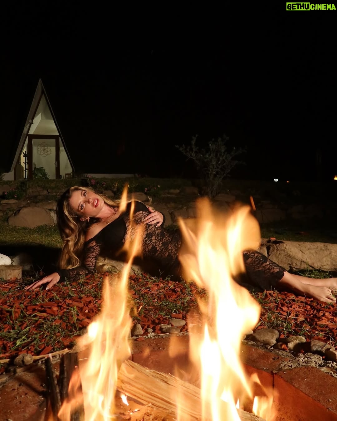 Flavia Laos - 61.3K Likes - Estamossss de estrenoooo 🤍 ya pueden encontrar el video oficial de mi nuevo single “Tu Veneno” les dejo unas fotitos por aquí del rodaje ✨Link en Bio
Shot by @skrinya_ 
Filmed by @kidframes