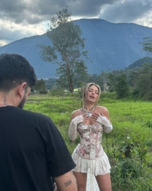 Flavia Laos Instagram - Estamossss de estrenoooo 🤍 ya pueden encontrar el video oficial de mi nuevo single “Tu Veneno” les dejo unas fotitos por aquí del rodaje ✨Link en Bio
Shot by @skrinya_ 
Filmed by @kidframes