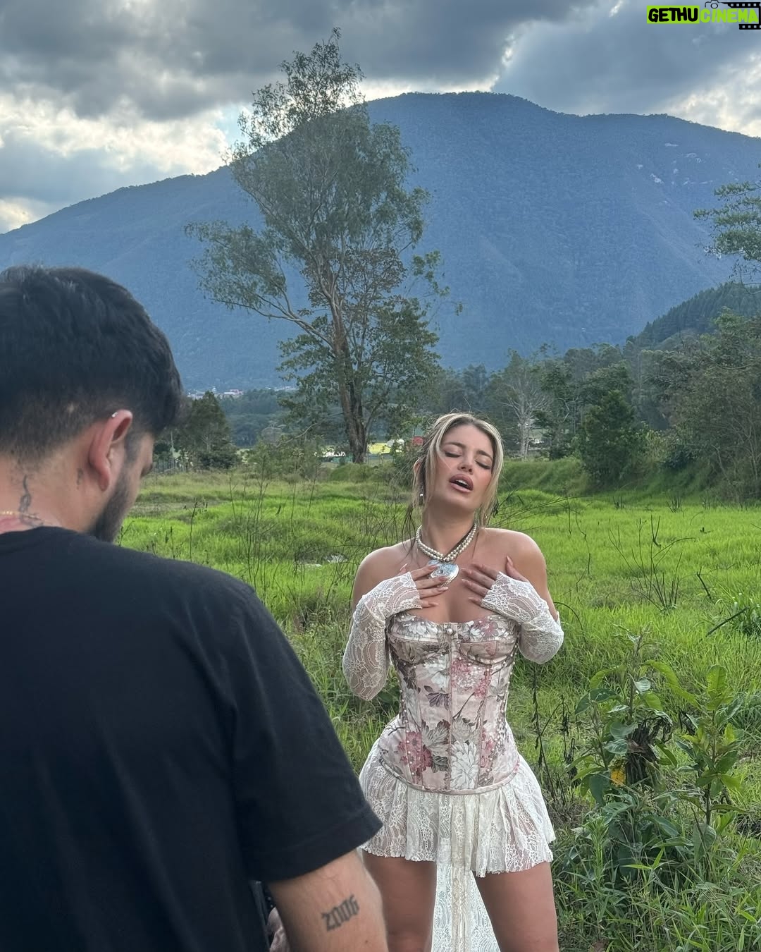 Flavia Laos - 61.3K Likes - Estamossss de estrenoooo 🤍 ya pueden encontrar el video oficial de mi nuevo single “Tu Veneno” les dejo unas fotitos por aquí del rodaje ✨Link en Bio
Shot by @skrinya_ 
Filmed by @kidframes