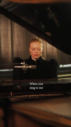 Freya Ridings Instagram - This song transports me back to the moment I first sang it. The pain and longing for things to be different and the bittersweet feeling of letting go, finally. Thank you for all the love you’ve shown ‘I Can’t Hear It Now” from the Arcane II soundtrack ✨🥹🎶 What moment of the show resonated with you the most?

Jacket @judyrclark 🖤