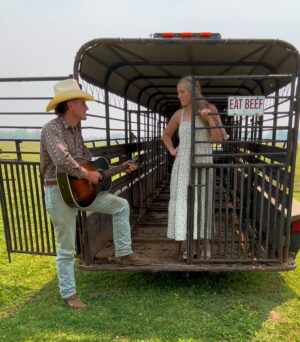 Gabby Barrett Instagram - Nothing says romance like a horse trailer 💩 and a sign that says “Eat Beef.” A little J   J! 🫶🏼