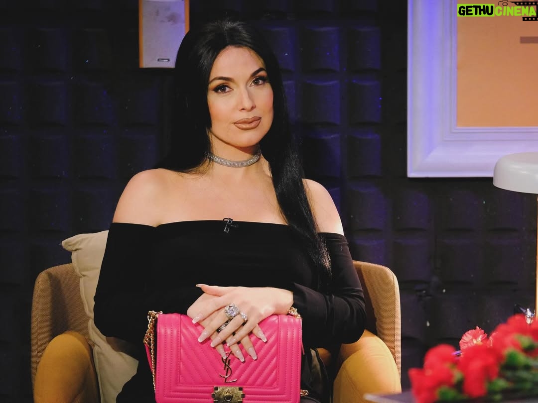 Gabriela Barros - 10K Likes - Abril, águas mil and all its wonders.
