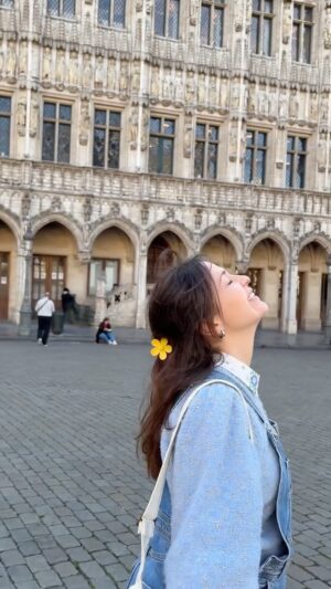 Gabriela Barros Instagram - A ser uma influenciadora, sem filtros. Plena. Descontraída. Au naturel. Sem poses. Na Grand Place. Só a ser feliz. Au printemps de Bruxelles. 🌼
 
Ps: Tivemos que parar este momento tão natural e descontraído, com medo que raptassem a nossa filha.