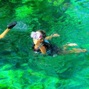 Gabriela Sari Instagram - entre cuevas y aguas cristalinas 😻🐠🐡

La foto 7 nos representa 😂 @andreasari10 @donnasoy