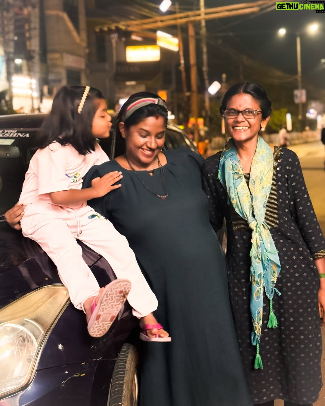 Gabriella Sellus - 53.6K Likes - Delivery ku munnadi என்னோட முதல் மகள பாக்கனும்னு நெனச்சேன் 👶 finally @srigunayazhs @lithanya_sivabalan_official thank you for the surprise trichy visit 😚