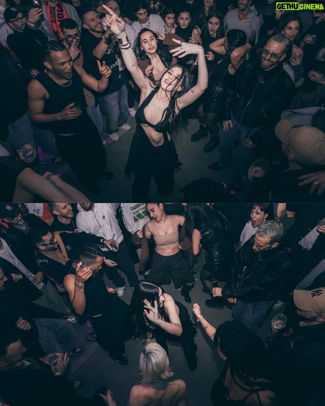 Gaia Gozzi - 123.2K Likes - I primi “Venti” sono arrivati per trasportarmi ovunque, dentro e fuori da me.
Mi hanno concesso di capire che non esiste un’unica strada da percorrere, un’unica realtà e che perdersi a volte è l’unico modo per ritrovarsi davvero.
Questo album è nato nel mezzo di mille strade, tra partenze e ritorni, tra radici profonde e nuovi orizzonti.
È stato un viaggio lungo, intenso, silenzioso ma anche pieno di caos.
Oggi però lo lascio andare, perché la musica esiste davvero solo quando trova chi la ascolta, chi la vive, chi la fa sua.
RDV è vostro.
Spero che vi accompagni, che vi faccia sentire meno soli, che vi ricordi che ogni direzione ha un senso, anche quando non lo vediamo subito.
Vi amo