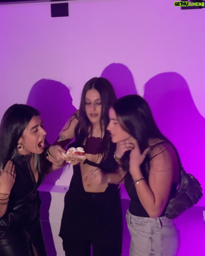 Gaia Gozzi - 123.2K Likes - I primi “Venti” sono arrivati per trasportarmi ovunque, dentro e fuori da me.
Mi hanno concesso di capire che non esiste un’unica strada da percorrere, un’unica realtà e che perdersi a volte è l’unico modo per ritrovarsi davvero.
Questo album è nato nel mezzo di mille strade, tra partenze e ritorni, tra radici profonde e nuovi orizzonti.
È stato un viaggio lungo, intenso, silenzioso ma anche pieno di caos.
Oggi però lo lascio andare, perché la musica esiste davvero solo quando trova chi la ascolta, chi la vive, chi la fa sua.
RDV è vostro.
Spero che vi accompagni, che vi faccia sentire meno soli, che vi ricordi che ogni direzione ha un senso, anche quando non lo vediamo subito.
Vi amo