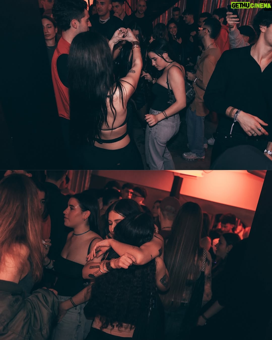 Gaia Gozzi - 123.2K Likes - I primi “Venti” sono arrivati per trasportarmi ovunque, dentro e fuori da me.
Mi hanno concesso di capire che non esiste un’unica strada da percorrere, un’unica realtà e che perdersi a volte è l’unico modo per ritrovarsi davvero.
Questo album è nato nel mezzo di mille strade, tra partenze e ritorni, tra radici profonde e nuovi orizzonti.
È stato un viaggio lungo, intenso, silenzioso ma anche pieno di caos.
Oggi però lo lascio andare, perché la musica esiste davvero solo quando trova chi la ascolta, chi la vive, chi la fa sua.
RDV è vostro.
Spero che vi accompagni, che vi faccia sentire meno soli, che vi ricordi che ogni direzione ha un senso, anche quando non lo vediamo subito.
Vi amo