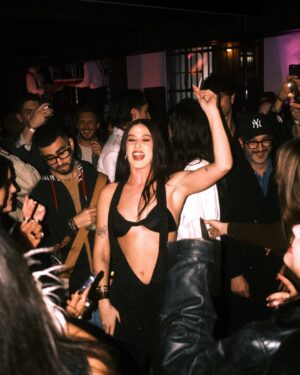Gaia Gozzi Instagram - I primi “Venti” sono arrivati per trasportarmi ovunque, dentro e fuori da me. 
Mi hanno concesso di capire che non esiste un’unica strada da percorrere, un’unica realtà e che perdersi a volte è l’unico modo per ritrovarsi davvero. 

Questo album è nato nel mezzo di mille strade, tra partenze e ritorni, tra radici profonde e nuovi orizzonti.
È stato un viaggio lungo, intenso,  silenzioso ma anche pieno di caos. 
Oggi però lo lascio andare, perché la musica esiste davvero solo quando trova chi la ascolta, chi la vive, chi la fa sua.
RDV è vostro. 
Spero che vi accompagni, che vi faccia sentire meno soli, che vi ricordi che ogni direzione ha un senso, anche quando non lo vediamo subito.

Vi amo