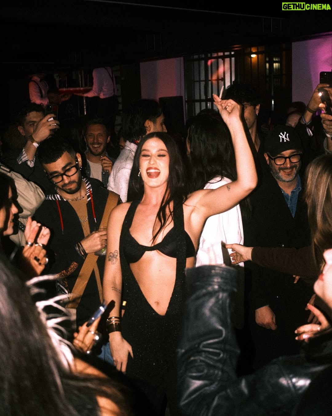 Gaia Gozzi - 123.2K Likes - I primi “Venti” sono arrivati per trasportarmi ovunque, dentro e fuori da me.
Mi hanno concesso di capire che non esiste un’unica strada da percorrere, un’unica realtà e che perdersi a volte è l’unico modo per ritrovarsi davvero.
Questo album è nato nel mezzo di mille strade, tra partenze e ritorni, tra radici profonde e nuovi orizzonti.
È stato un viaggio lungo, intenso, silenzioso ma anche pieno di caos.
Oggi però lo lascio andare, perché la musica esiste davvero solo quando trova chi la ascolta, chi la vive, chi la fa sua.
RDV è vostro.
Spero che vi accompagni, che vi faccia sentire meno soli, che vi ricordi che ogni direzione ha un senso, anche quando non lo vediamo subito.
Vi amo