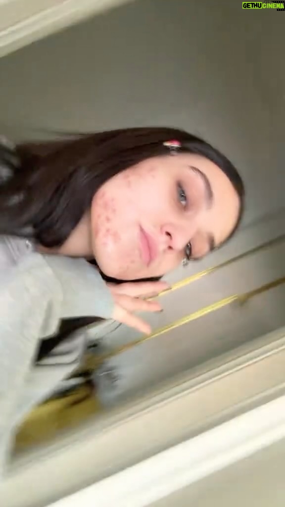 Gaia Gozzi - 193.1K Likes - Reality check.
Il nostro corpo è il nostro universo, risponde agli stimoli esterni ma soprattutto a quelli interni. Sto vivendo uno dei momenti più belli, intensi e significativi della mia vita e mi ritrovo a dover fare i conti con una pelle che urla, chiede aiuto e una tregua. Non mi era mai capitato di vedermi in questo modo, ammetto che inizialmente ho pensato di coprire, truccare, evitare il confronto ma non credo sia la soluzione e soprattutto non è da me. Essere in connessione con me stessa significa anche abbracciare questo periodo, cercare di comprendere cosa la mia pelle stia cercando di dirmi e avere pazienza. Nella velocità della vita di tutti i giorni, presi da obiettivi e sogni, mi è capitato di trascurare alcuni segnali d’allarme e non voglio che questo sia il mio approccio verso me stessa, verso il mio Universo, il mio corpo.
Questo non significa per me essere estremi e sparire nel nulla, ma convivere con questo processo di guarigione, guidata da professionisti ineccepibili e un Team comprensivo e continuare a portare la mia musica ovunque anche con una pelle che pare gli “strawberry fields” dei Beatles.
Ci tenevo a dirvelo, un po’ per esorcizzare la mia timidezza a riguardo e un po’ per normalizzare e raccontare TUTTA me stessa perché alla fine la vita è un grande ossimoro in cui riescono a convivere la voglia di essere visti e compresi e la necessità di prendersi del tempo lontana da tutto e tutti.
Se il corpo chiama, devo per forza rispondere ❤️🩹
G