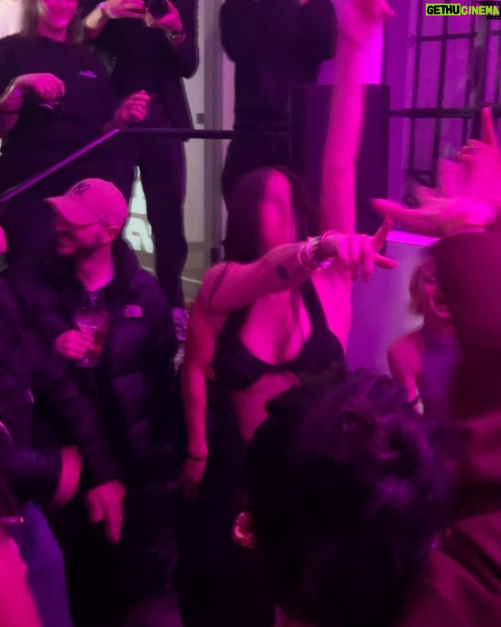 Gaia Gozzi - 123.2K Likes - I primi “Venti” sono arrivati per trasportarmi ovunque, dentro e fuori da me.
Mi hanno concesso di capire che non esiste un’unica strada da percorrere, un’unica realtà e che perdersi a volte è l’unico modo per ritrovarsi davvero.
Questo album è nato nel mezzo di mille strade, tra partenze e ritorni, tra radici profonde e nuovi orizzonti.
È stato un viaggio lungo, intenso, silenzioso ma anche pieno di caos.
Oggi però lo lascio andare, perché la musica esiste davvero solo quando trova chi la ascolta, chi la vive, chi la fa sua.
RDV è vostro.
Spero che vi accompagni, che vi faccia sentire meno soli, che vi ricordi che ogni direzione ha un senso, anche quando non lo vediamo subito.
Vi amo