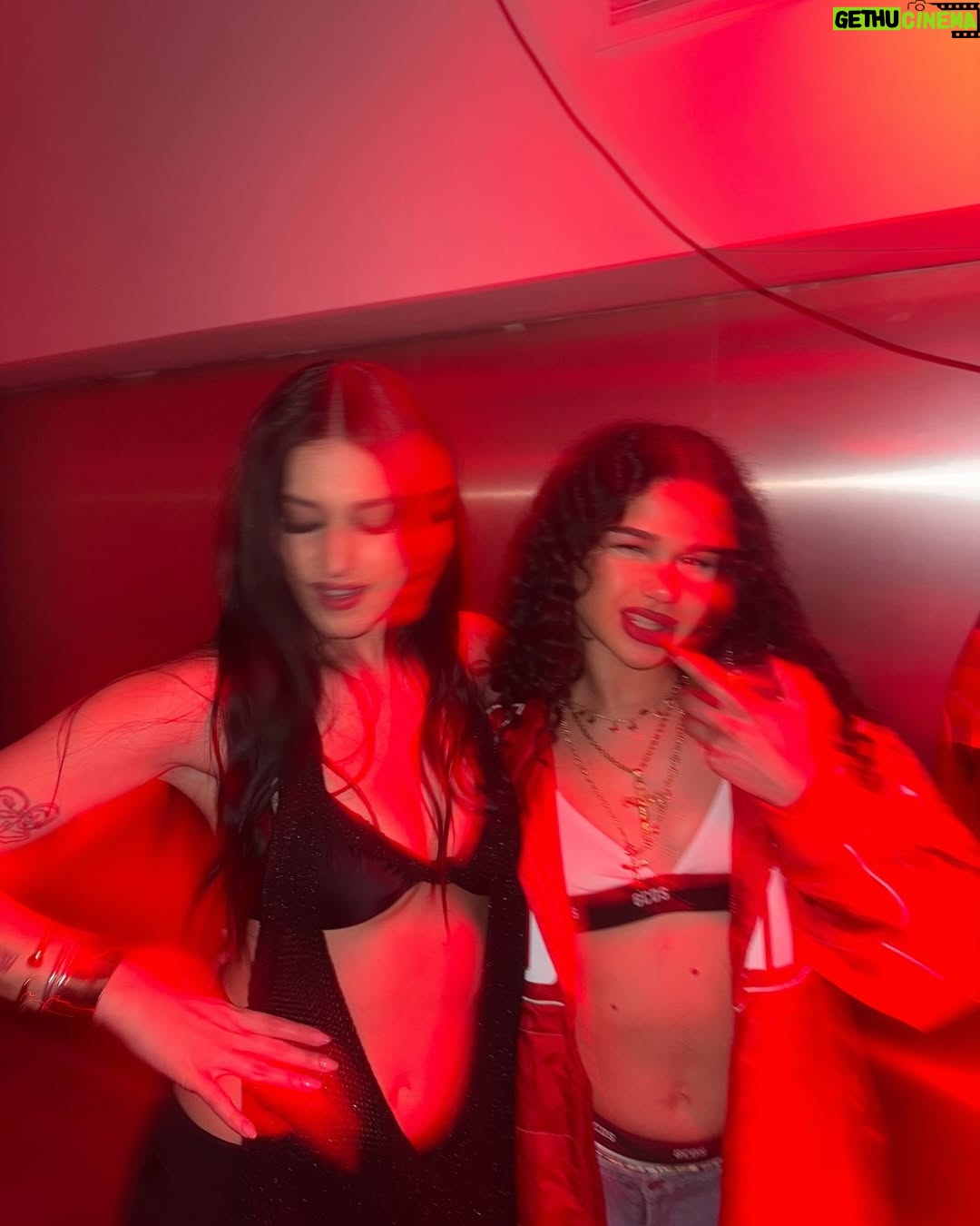 Gaia Gozzi - 123.2K Likes - I primi “Venti” sono arrivati per trasportarmi ovunque, dentro e fuori da me.
Mi hanno concesso di capire che non esiste un’unica strada da percorrere, un’unica realtà e che perdersi a volte è l’unico modo per ritrovarsi davvero.
Questo album è nato nel mezzo di mille strade, tra partenze e ritorni, tra radici profonde e nuovi orizzonti.
È stato un viaggio lungo, intenso, silenzioso ma anche pieno di caos.
Oggi però lo lascio andare, perché la musica esiste davvero solo quando trova chi la ascolta, chi la vive, chi la fa sua.
RDV è vostro.
Spero che vi accompagni, che vi faccia sentire meno soli, che vi ricordi che ogni direzione ha un senso, anche quando non lo vediamo subito.
Vi amo