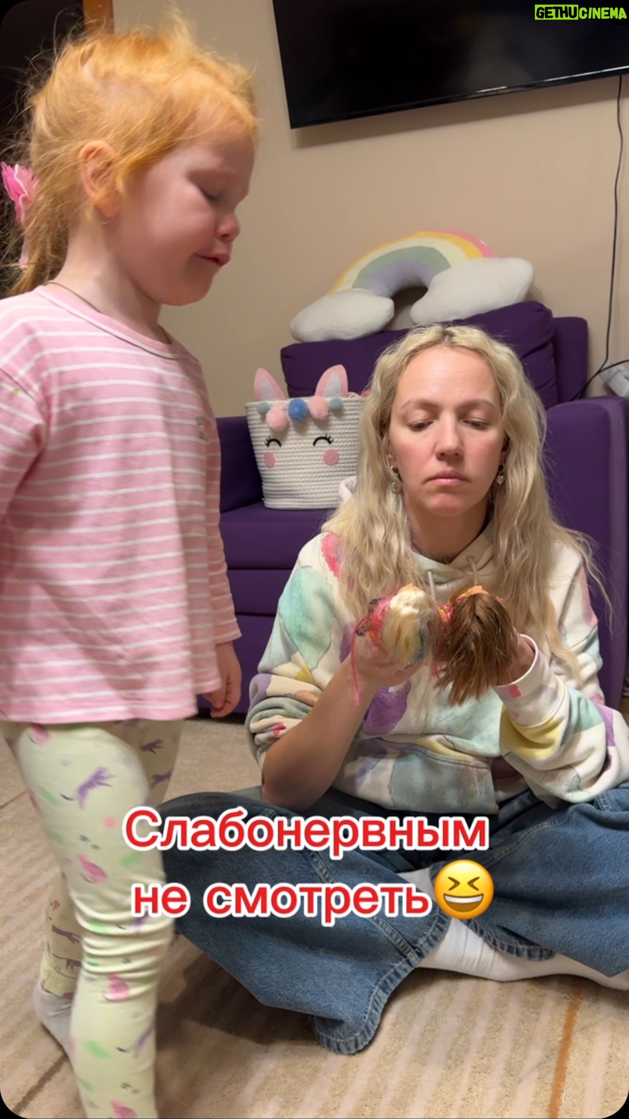 Galina Bob - 117.7K Likes - -Меня закидают тухлыми яйцами после этого ролика?
-Да!
-Благодарю!😆
Ну может хоть мамы меня поймут,что не всегда надо сразу бросаться, успокаивать ребенка🤪 Иногда,это тупо только ухудшает ситуацию🤦♀️ так вот и сегодня… просто ей разонравилась говорящая кукла… типа, громко стала разговаривать…неприятным голосом😂 Вот и всё😁 А я отвлекала себя как могла…сняла вот вам видео😂😂😂