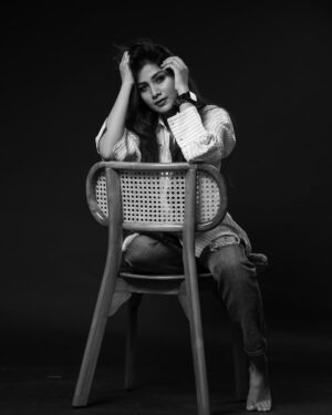 Gauthami Jadav Instagram - Perfect 🤍 

Pc @wedepicfilms.in 
Hairdo @hairstylistarya
Furniture @kalash_art.interiors.furniture