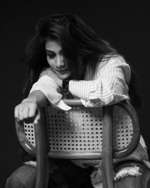 Gauthami Jadav Instagram - Perfect 🤍 

Pc @wedepicfilms.in 
Hairdo @hairstylistarya
Furniture @kalash_art.interiors.furniture