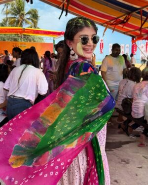 Gayathri Shan Instagram - It’s time to paint your sadness with happiness 😍
.
.
.
.

 Happy Holi 🎨🌈