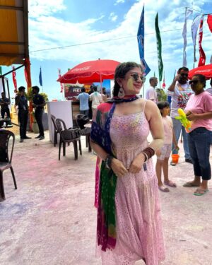 Gayathri Shan Instagram - It’s time to paint your sadness with happiness 😍
.
.
.
.

 Happy Holi 🎨🌈
