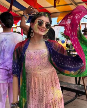 Gayathri Shan Instagram - It’s time to paint your sadness with happiness 😍
.
.
.
.

 Happy Holi 🎨🌈