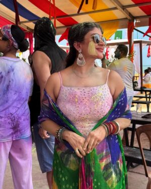 Gayathri Shan Instagram - It’s time to paint your sadness with happiness 😍
.
.
.
.

 Happy Holi 🎨🌈