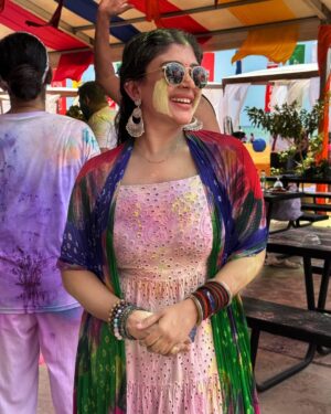 Gayathri Shan Instagram - It’s time to paint your sadness with happiness 😍
.
.
.
.

 Happy Holi 🎨🌈